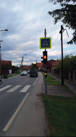 Gyalogos átkelő sárga villogó tábla telepítve