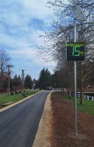 Napelemes sebességmérő tábla telepítve